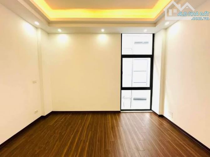 Hiếm- Bán nhà Hoàng Quốc Việt,lô góc, 40m ra bãi đỗ xe ô tô, thông ngõ,35m2*4T, 7 tỷ 400 - 1