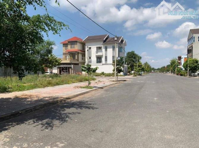 Khu tập thể bộ công an (khu nhật tường ) Đường Phùng Hưng, cách ngã 3 Thái Lan 1km - 2