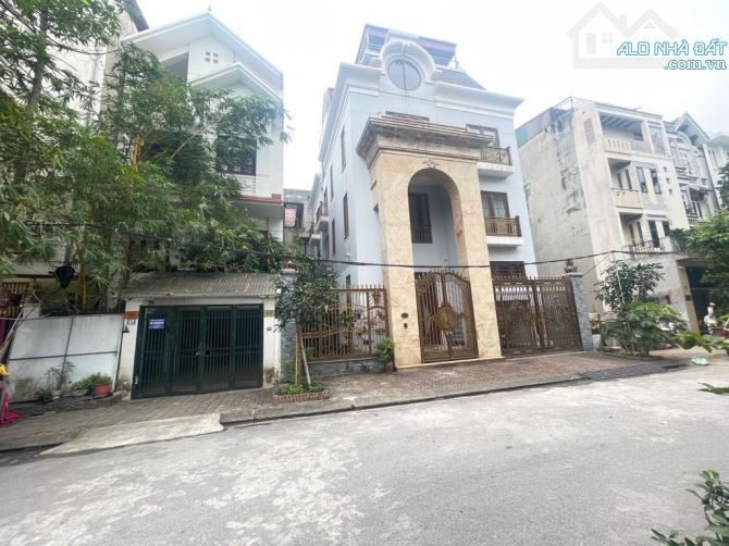 Bán nhà Việt Hưng 4 tầng x 96m Mt 6m vỉa hè oto tránh giá 29 tỷ hơn
