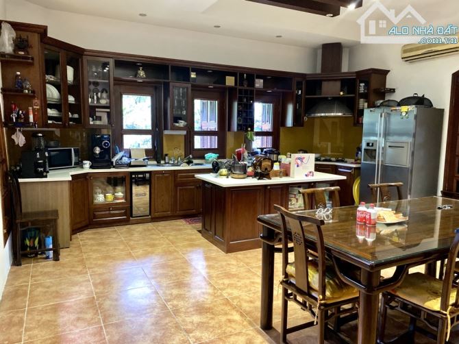 Bán biệt thự triệu đô siêu vip, 691m2, 3 tầng, mặt tiền 20m, Đẳng cấp nhất quận Tây Hồ