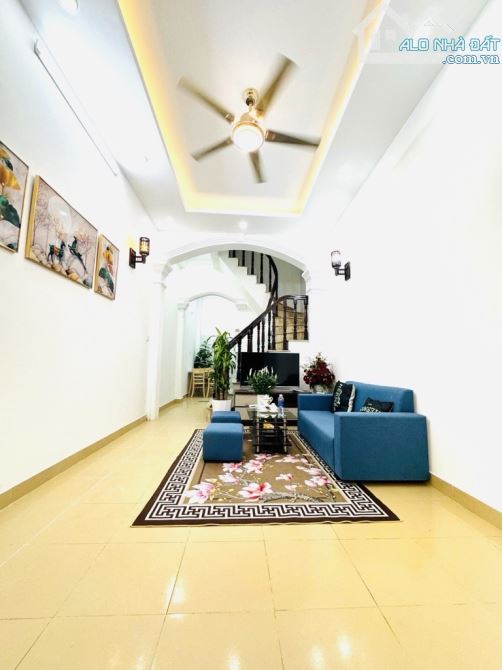 Bán nhà Hàng bột 38m 4 tầng,  6.68 tỷ, sân cầu lông, tiện ích trung tâm.
