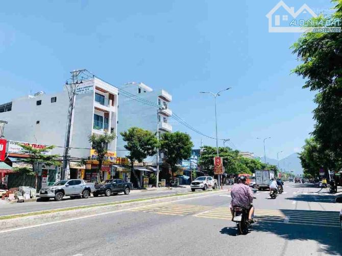 Lô đất mt Hoàng Thị Loan trục 33m kinh doanh sầm uất