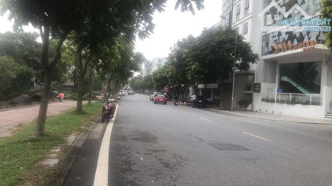 BÁN BIỆT THỰ MẶT PHỐ NGỌC THỤY LONG BIÊN 75 TỶ DT800M2 MT 18M 4 TẦNG LÔ GÓC Ô TÔ TRÁNH KIN
