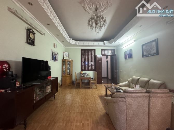 Bán nhà dân xây Gia Thuỵ. 80m2. Mặt tiền 8m. Phân lô , 2 oto tránh dừng đỗ - 2
