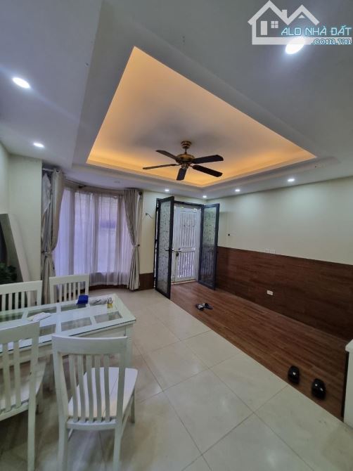Bán Nhà Lạc Long Quân Cầu Giấy DT 42M 5 Tầng Lô Góc Oto Đỗ Cửa Ngõ Thông Nhà Dân Xây - 2