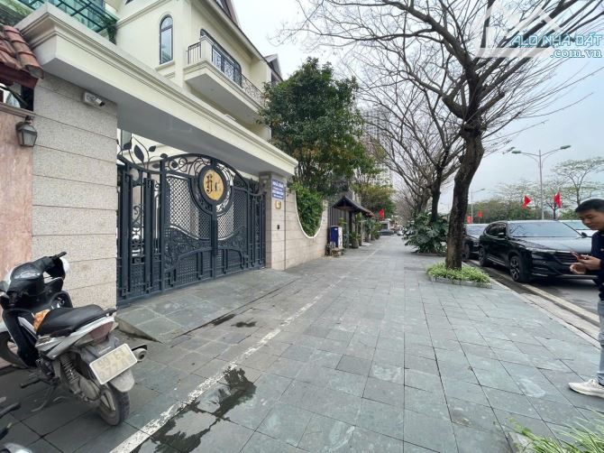 Cho thuê LK KĐT Thành Phố Giao Lưu - Phạm Văn Đồng 120m2 5 tầng 1 tum 1 hầm. Thông sàn. - 2