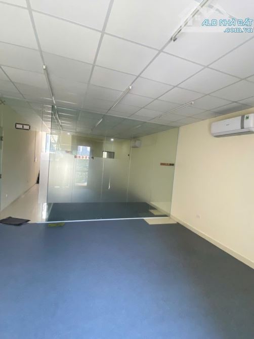 Cho thuê nhà mặt phố Nguyễn Khang 70m2 x6T giá 35tr/th - 3