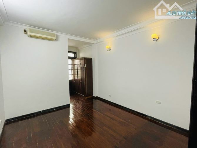 Gấp! Gấp! Duy nhất. Bán nhà ngõ oto Hào Nam, Đống Đa. 42m2 5T, Mt 3,7m. Hai thoáng. 16tỷ - 4