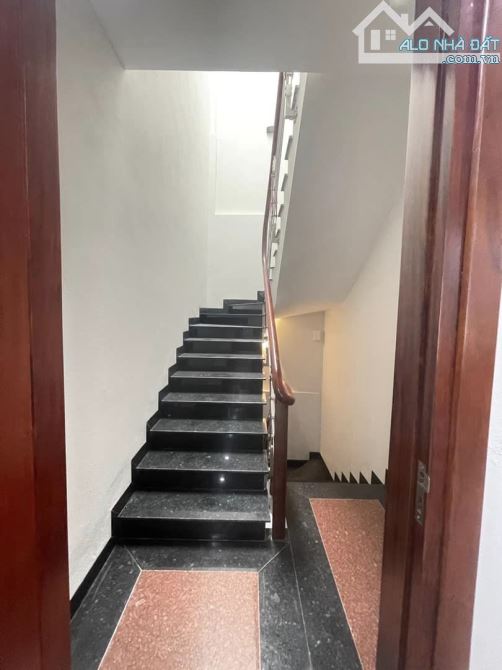 Bán nhà đẹp ở ngay Văn Cao Ba Đình. DT41m 3 tầng, MT5m3 Giá 6.7 tỷ - 7