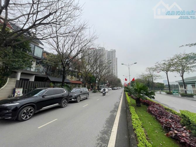 Cho thuê LK KĐT Thành Phố Giao Lưu - Phạm Văn Đồng 120m2 5 tầng 1 tum 1 hầm. Thông sàn. - 9