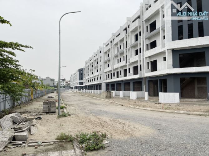 Căn xẻ khe 75,1m2 LK10 Shophouse Highway - Dự án TQ5 Trâu Quỳ - Đường 17m, View công Viên