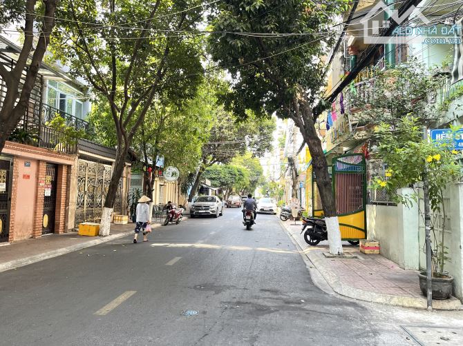 Bán nhà mặt tiền Hát Giang, DT: 11m x 20m 1 trệt 3 lầu vị trí rất đẹp ngay gần Lam Sơn - 1