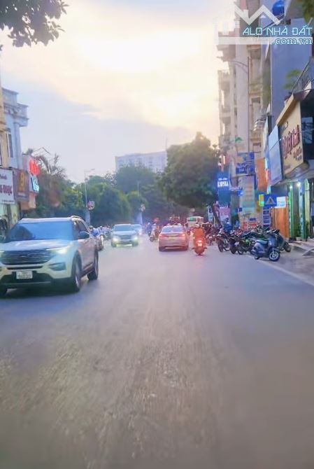 Vỉa hè phân lô kd đỉnh View chợ. Tại Chợ TT Cao Lỗ Đông Anh. DT: 120m - 2