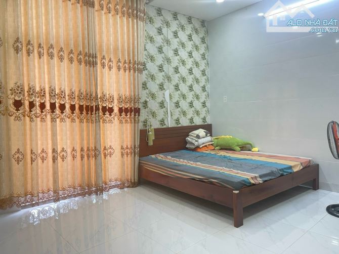 Bán nhà 120m2, 3 tầng ngang 5,5m - mặt tiền đường số - trung tâm Q9. Giá chỉ 7,5 tỷ - 4