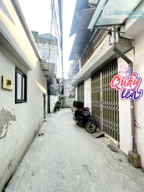 VĨNH HƯNG🔹️NHÀ CẤP 4, LÔ GÓC-3 GÁC ĐỖ CỬA -DT 32m², MT 4.3m. BÁN ĐẤT TẶNG NHÀ, GIÁ 3.1 TỶ