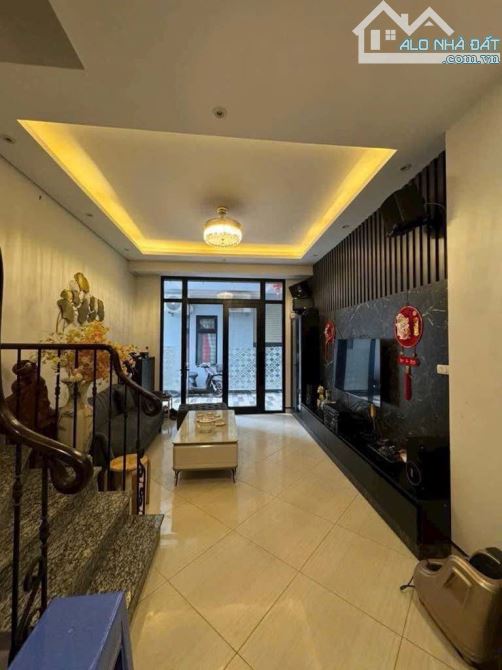 Bán nhà Thượng Thanh, quận Long Biên 32m2, 5 tầng, 5.25 tỷ, ô tô, kd văn phòng, 0967.008.*