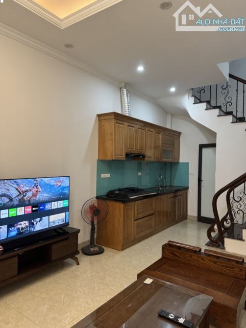Bán nhà Hoa Lâm, ĐẸP, đủ NỘI THẤT, gần Ô TÔ, 33m2 x 5 tầng