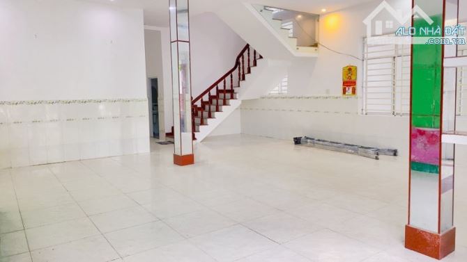 Cho thuê nhà ngang 510 m2 KDC 586 tiện văn phòng 15 triệu - 11