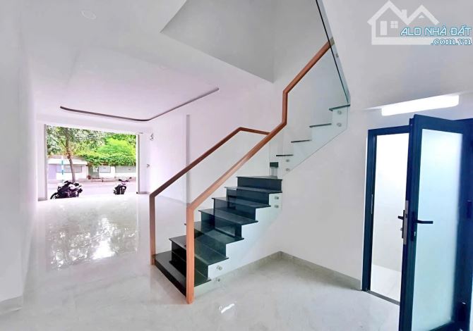 Giá 8,9 tỷ. Bán nhà 1T 2L mặt tiền Nguyễn Thành Phương, P. Thống Nhất. 127m - 1
