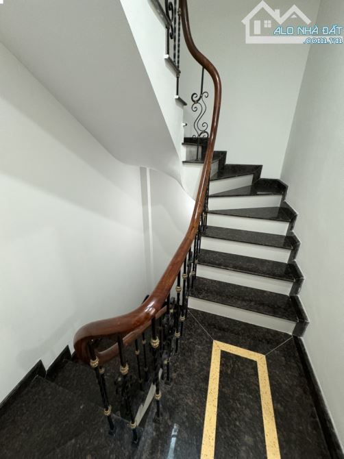 Bán nhà Hoa Lâm, ĐẸP, đủ NỘI THẤT, gần Ô TÔ, 33m2 x 5 tầng - 2