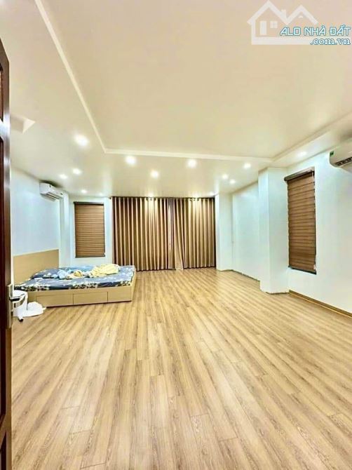 Cần bán gấp căn nhà 60m2 x 5T nằm trên phố Văn Hội Q. Bắc Từ Liêm. Giá chào 12 tỷ - 5