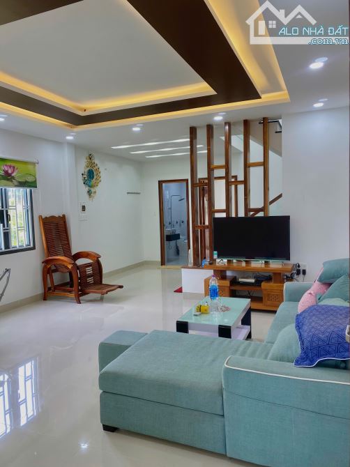 BÁN NHÀ ĐẸP 3 TẦNG TẠI HÒN RỚ 2, NHA TRANG - 4,5 TỶ, DT 90M2, 2 PN, FULL NỘI THẤT