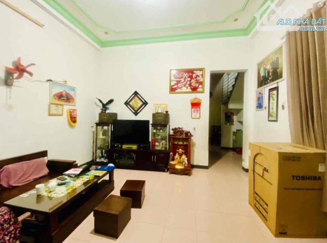 CỰC HIẾM - NHÀ 2 TẦNG - DT 100m2 BỀ NGANG RỘNG 9,5m - ĐƯỜNG 8m Ô TÔ ĐẬU ĐỖ THOẢI MÁI
