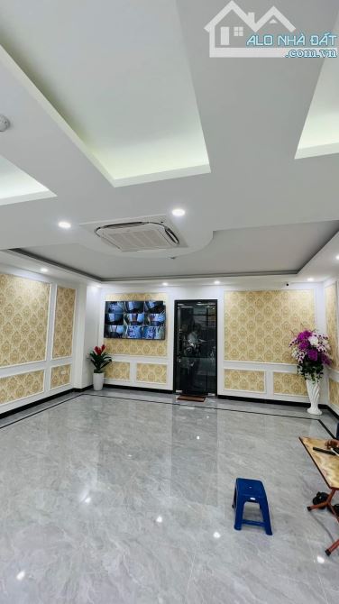 20 tỷ có luôn nhà Nguyễn Văn Huyên cực hiếm 75m2 5T MT 4m view ngã 4 ôtô tránh - 2 thoáng