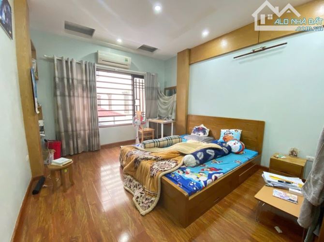 Bán nhà Nguyễn Khánh Toàn 43m2, 4 tầng, ngõ ô tô tránh, vỉa hè, gần đường lớn, giá 9.5 tỷ