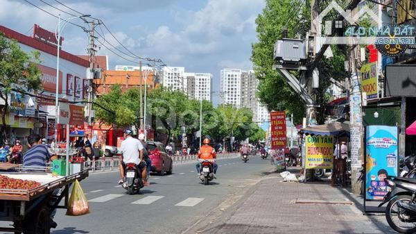 Mặt tiền đường - Lê Văn Quới - Ngay Bốn Xã - 44m2 - đường nhựa xe hơi - oto ngủ trong nhà.