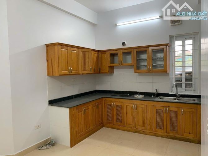 Bán nhà Hoàng Quốc Việt - 65m2 - 17.5 tỷ - Sát phố- Ô tô - phù hợp làm CHDV - 2