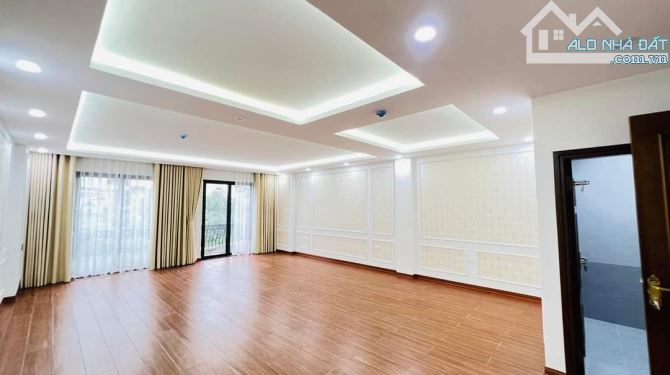 20 tỷ có luôn nhà Nguyễn Văn Huyên cực hiếm 75m2 5T MT 4m view ngã 4 ôtô tránh - 2 thoáng - 6