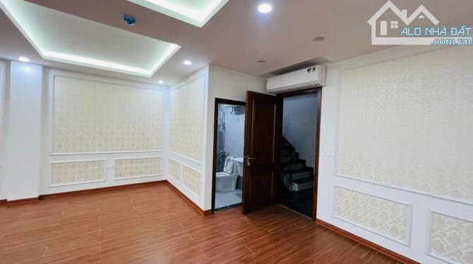 20 tỷ có luôn nhà Nguyễn Văn Huyên cực hiếm 75m2 5T MT 4m view ngã 4 ôtô tránh - 2 thoáng - 8