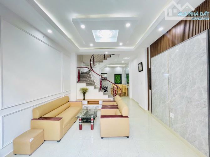 Bán nhà đẹp 3.5 tầng ở Văn Cao - giá chỉ 2.89 tỷ - ngõ rộng