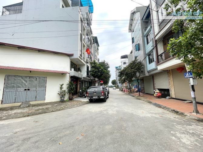 Bán đất khu tái Xuân Phương , phân lô vỉa hè , oto tránh , 80m2