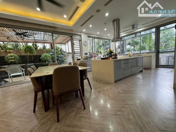 Bán Siêu Biệt Thự - KĐT Linh Đàm 614m2, 4T, Mặt tiền 30m, 3 làn Ôtô tránh, giá 230 tỷ.