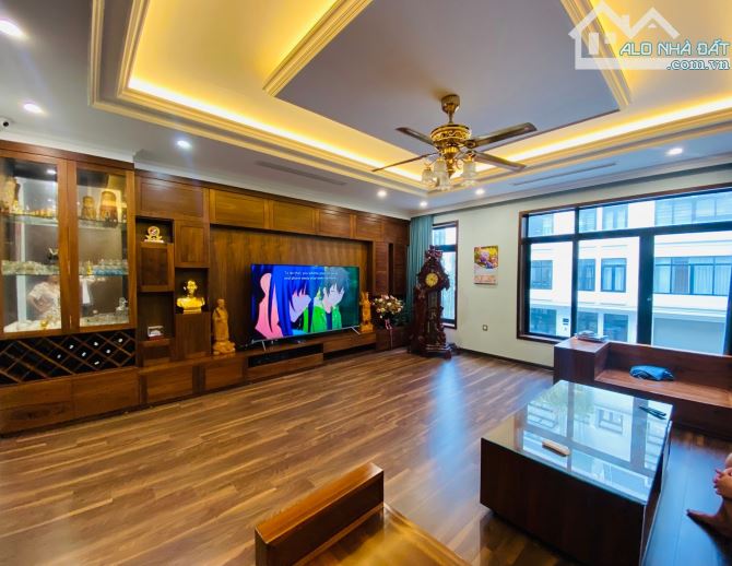 Bán Tòa Nhà Mặt Phố VIP Nguyễn Thái Học. DT: 150m2, 9 tầng (có hầm), dòng tiền.Giá: 7x tỷ - 3