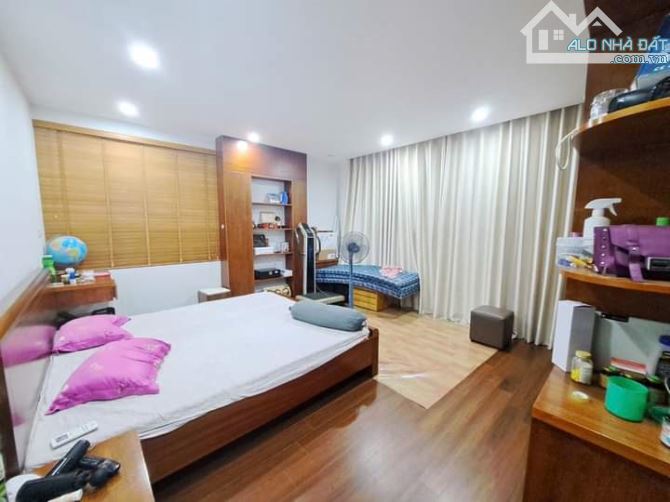 Hot! Bán nhà mặt phố Hoàng Quốc Việt, vỉa hè 8m + 1 mặt ngõ, đường đôi, 2 thoáng, 70m2 6T - 4