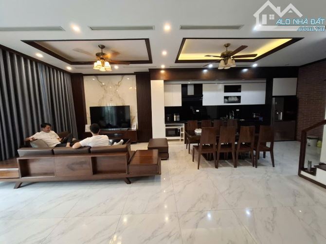 khu đô thị LUXURY Kiến Hưng Diện tích : 73.5m2 x 5 Tầng Mt:  7.4m Giá chào bán 19.5 tỷ.