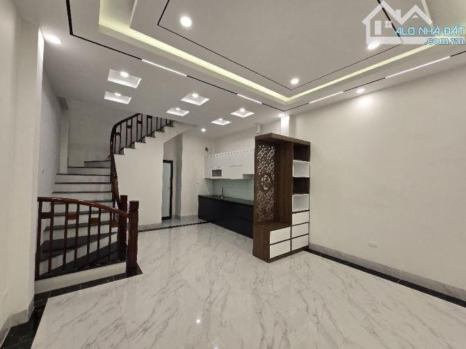 Bán nhà Nguyễn Văn Cừ 5 tầng dt 53m mt 5m - 1