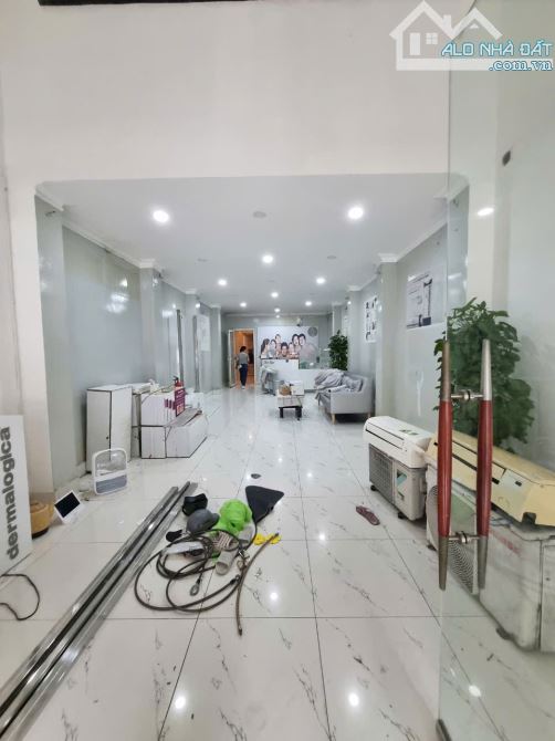 Cho thuê Spa, tiệm tóc MT Lê Thị Hồng Gấm. Q1. Dt: 4,5x22m, Kc: trệt 1 lầu. Gía: 50tr - 2
