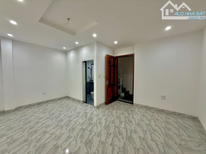 Ô tô đỗ cửa, thang máy - nhà vuông vắn 2 mặt thoáng, 32m² - cách 1 nhà ra phố Chính Kinh - 3