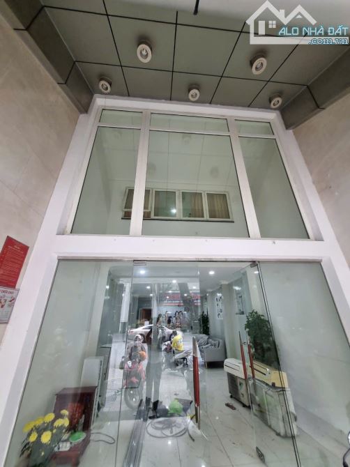 Cho thuê Spa, tiệm tóc MT Lê Thị Hồng Gấm. Q1. Dt: 4,5x22m, Kc: trệt 1 lầu. Gía: 50tr - 3