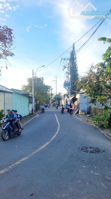 NGỘP, BÁN ĐẤT TẶNG NHÀ MẶT TIỀN NHỰA NGUYỄN THỊ ĐIỆP GẦN TRƯỜNG PTTH ĐÔNG THẠNH  . CN : 9 - 3