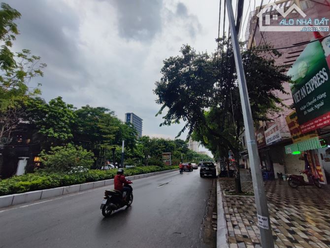 Bán đất mặt phố Lạc Long Quân, Tây Hồ, 2 mặt tiền, 60m2 chỉ 33 tỷ