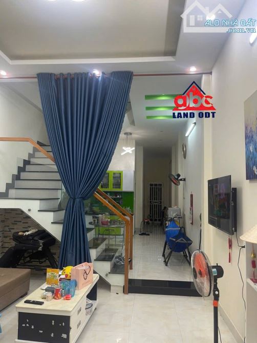 4.5 tỷ bán nhanh nhà 2 lầu KDC Bửu Long . 4.2*18 = 75.6m2 Sổ Hoàn Công .