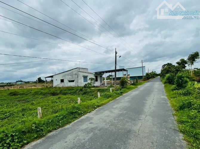 Bán lô đất thổ cư lưng tựa núi mặt hướng sông 200m2, giá 550tr view núi Bà Đen, Tây Ninh