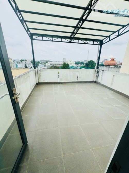 ❌HXH - Ô TÔ ĐỖ CỬA❌86m2 (4.3x 20m)  Ngang 6m - 3 tầng BTCT Nở hậu - N. Văn Quá - 5.x tỷ - 10