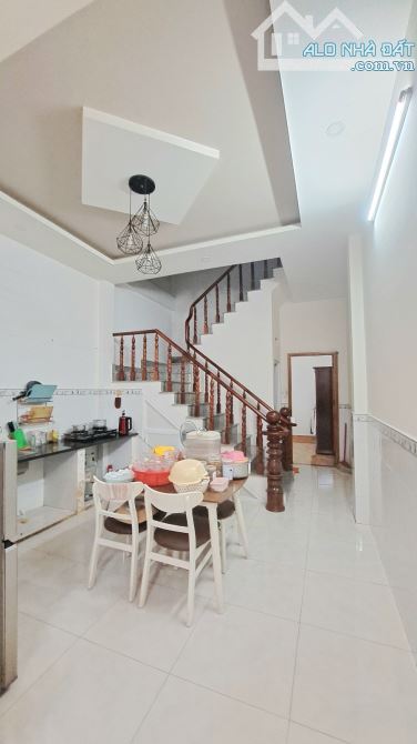 🏡 Nhà Mới Đẹp, Đường Hẻm Xe Hơi - Phù Hợp Mọi Lứa Tuổi, Chỉ 3,3 Tỷ! 💰 - 2