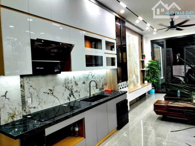 BÁN GẤP NHÀ ĐẸP NGUYỄN SƠN – NGUYỄN VĂN CỪ 42M x 6T, THANG MÁY, FULL NỘI THẤT. GIÁ 9.6 TỶ - 2